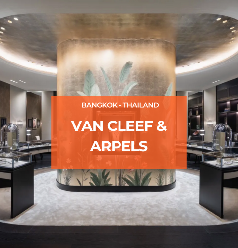 Interior of Van Cleef & Arpels boutique at Siam Paragon, Bangkok, showing a central pillar with artistic designs and jewelry displays illuminated by Zeplinn’s architectural lighting.
