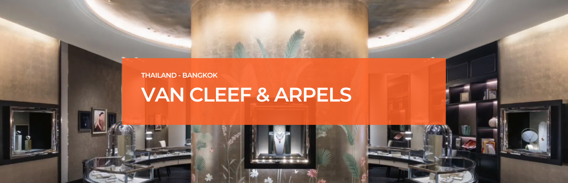 Interior of Van Cleef & Arpels boutique at Siam Paragon, Bangkok, showing a central pillar with artistic designs and jewelry displays illuminated by Zeplinn’s architectural lighting.