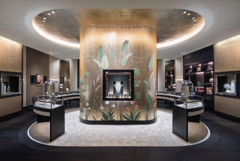 Central pillar inside Van Cleef & Arpels boutique at Siam Paragon, Bangkok, showcasing necklaces and jewelry illuminated by Zeplinn’s architectural lighting.