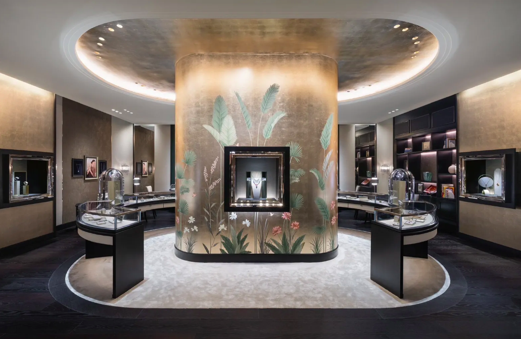 Central pillar inside Van Cleef & Arpels boutique at Siam Paragon, Bangkok, showcasing necklaces and jewelry illuminated by Zeplinn’s architectural lighting.