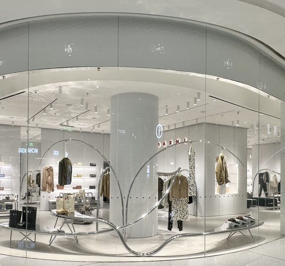 Exterior view of Marni Changsha boutique entrance illuminated by Zeplinn’s architectural lighting, inviting customers into a warm, refined atmosphere.