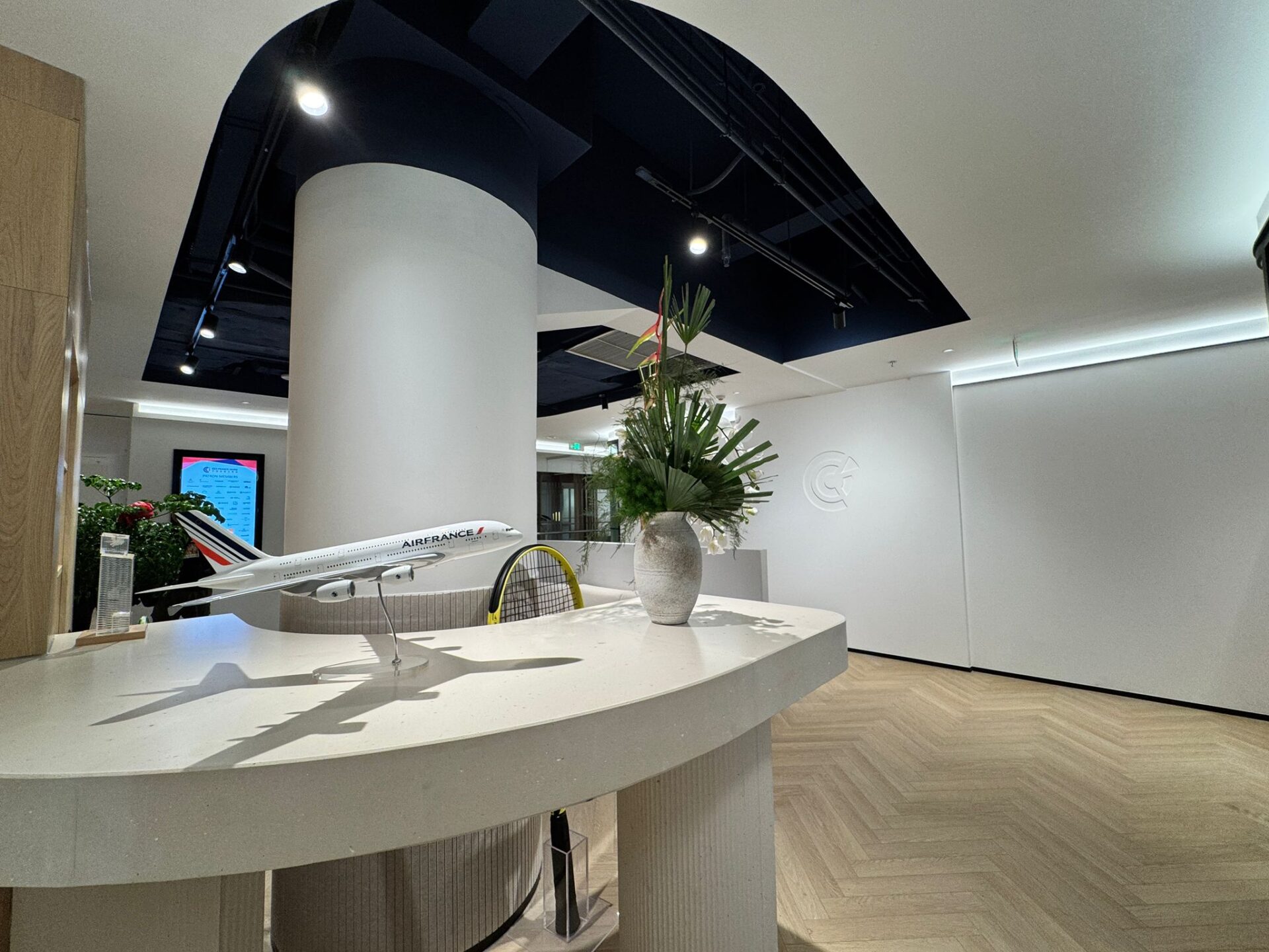 Entrance of the French Chamber of Commerce Shanghai illuminated by Zeplinn architectural lighting