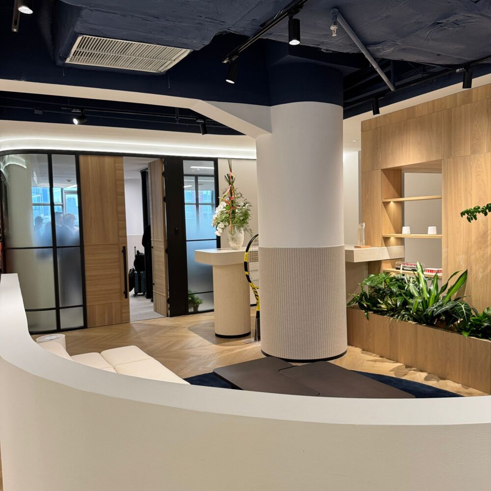 Waiting room at French Chamber of Commerce Shanghai illuminated by Zeplinn architectural lighting