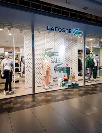 Exterior of Lacoste Miami store with window display illuminated by Zeplinn architectural lighting