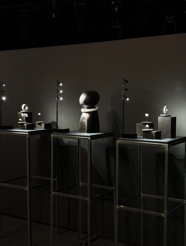 lternate side view of Repossi jewellery stands under Zeplinn’s bespoke rechargeable lighting in Musée du quai Branly.