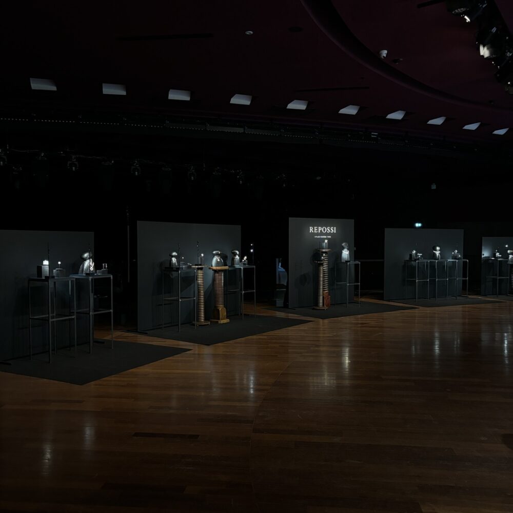 Repossi jewellery exhibition at Musée du quai Branly illuminated by Zeplinn’s custom rechargeable showcase lights, Paris.